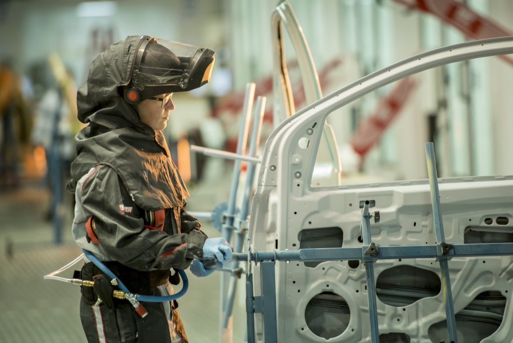 Fler tjejer bör jobba som fordonslackerare